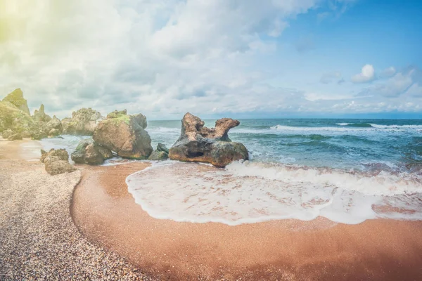 Bellissimo paesaggio marino. Selvaggia spiaggia di conchiglie di sabbia rocciosa. Una piccola baia accogliente . — Foto Stock