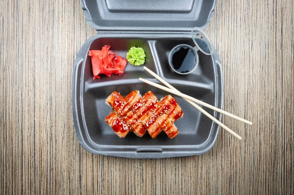 El sushi rueda en un recipiente sobre una mesa de madera. vista superior , —  Fotos de Stock