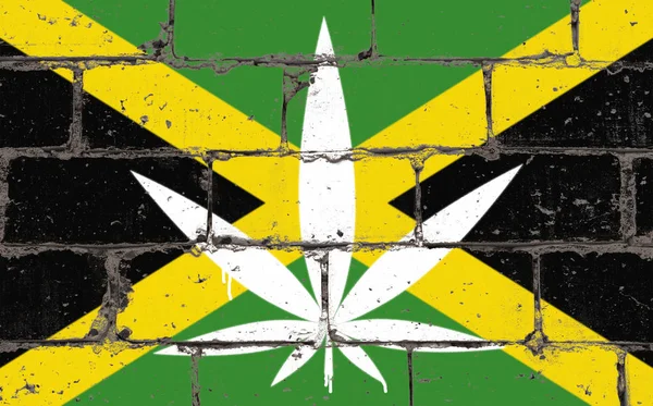 낙서 거리 예술 스프레이 스텐실에 그리기입니다. 자메이카 국기와 함께 벽돌 벽에 대마초 잎 — 스톡 사진