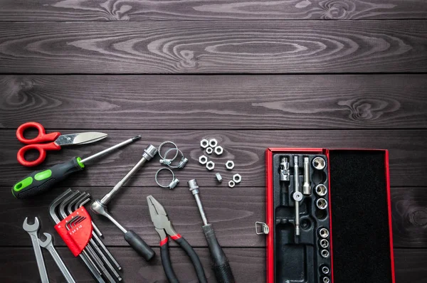 Set of auto tools on dark wooden workbench. copy space — Stock Photo, Image