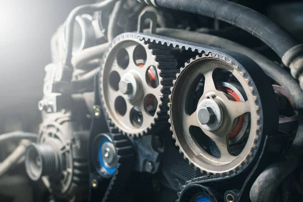 Nieuwe tandriem met rollers geïnstalleerd op de oude motor in een autowerkplaats. Sluiten. — Stockfoto