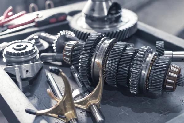 Partes de una transmisión manual automotriz en una mesa en un servicio de automóvil. De cerca. — Foto de Stock