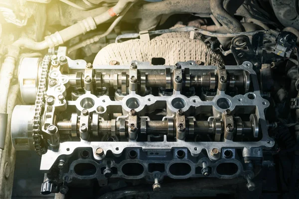 Culasse Sur Moteur Démonté Dans Atelier Automobile — Photo