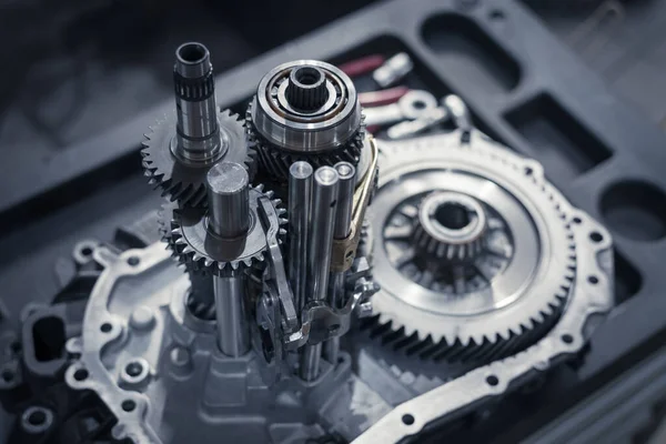 La reparación de una caja de cambios en un taller de automóviles. el interior de la transmisión manual. De cerca. — Foto de Stock