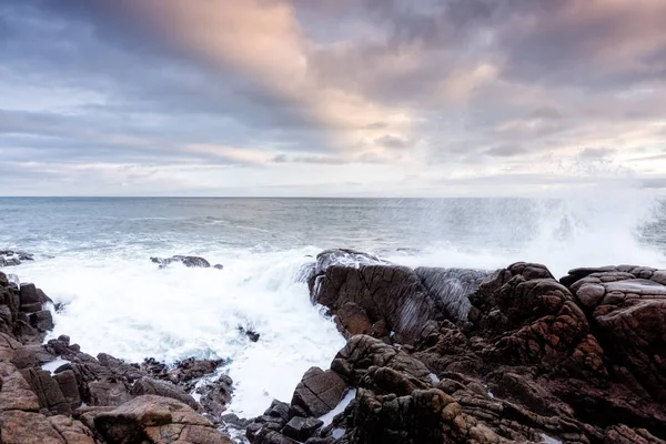 Seascape com ondas cai sobre rochas, nascer do sol — Fotografia de Stock