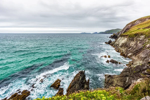 Scenic coastline and waves crashing on rocks — Stock Photo, Image