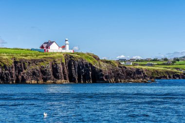 Köyde bir mesafe uçurumun altındaki deniz feneri