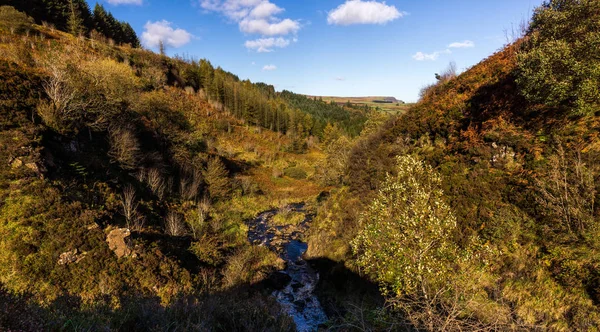 Paisaje en otoño con río y colinas — Foto de Stock