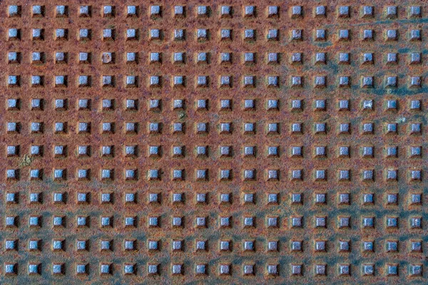 Kvadratiska former på rostiga metall yta med mönster och sprickor — Stockfoto