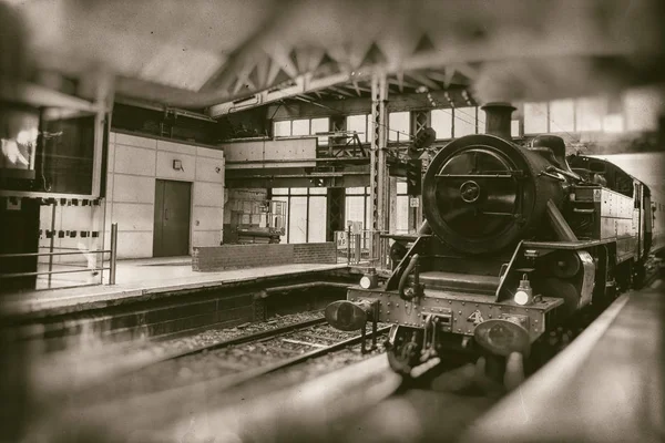 Старый паровоз, винтажный локомотив, въезжающий на вокзал — стоковое фото
