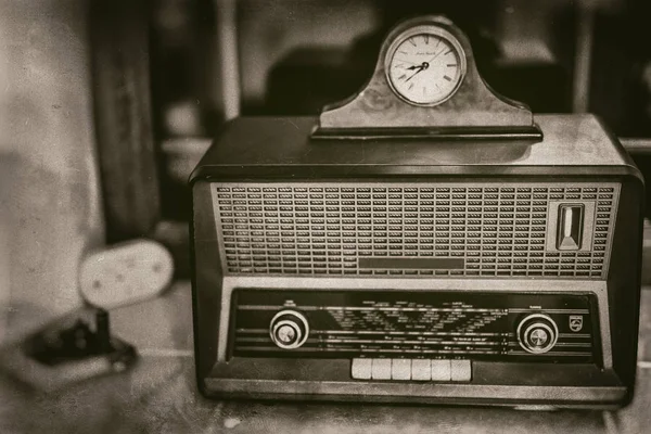 Oude vintage radio-ontvanger van de vorige eeuw met rustieke klok op bovenkant — Stockfoto