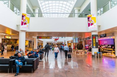 Brüksel, Belçika, 28th Mart 2019 Brussels airport, onların uçuşlar için bekleyenler
