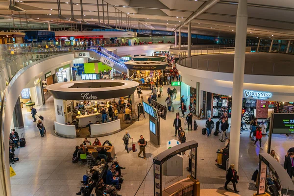 Dublin, Irland, mars 2019 Dublin flygplats terminal 2, människor rusar för deras flyg — Stockfoto