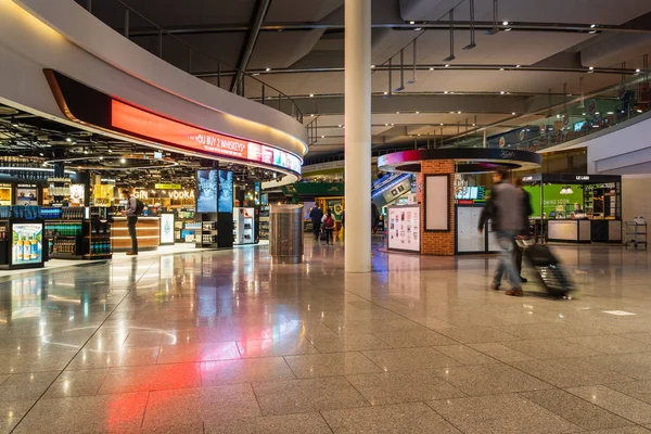 Dublin, Irland, mars 2019 Dublin flygplats terminal 2, människor rusar för deras flyg — Stockfoto