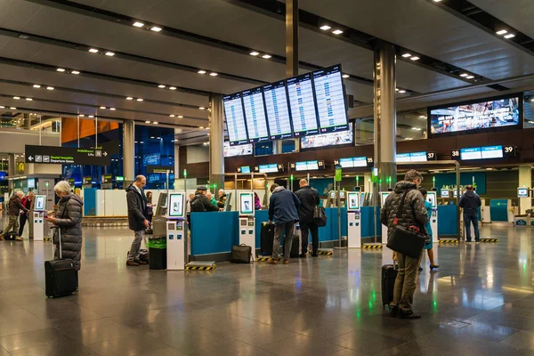 Dublín, Irlanda, marzo de 2019 Terminal 2 del aeropuerto de Dublín, las personas se registran para sus vuelos —  Fotos de Stock
