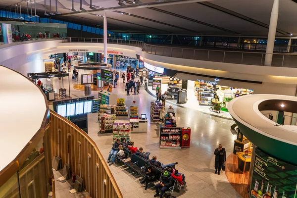 Dublin, Ierland, maart 2019 Dublin airport terminal 2, mensen haasten voor hun vluchten — Stockfoto