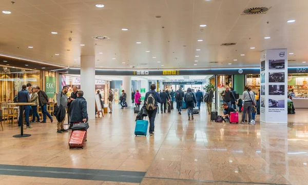Bruselas, Bélgica, 28 de marzo de 2019 Aeropuerto de Bruselas, las personas se registran para sus vuelos —  Fotos de Stock