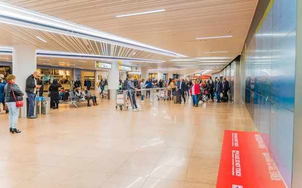 Bruselas, Bélgica, marzo 2019 Aeropuerto de Bruselas, zona de llegada —  Fotos de Stock