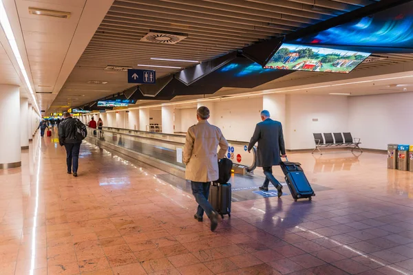 Bruselas, Bélgica, marzo 2019 Aeropuerto de Bruselas, personas en corredor largo en la zona de llegada —  Fotos de Stock