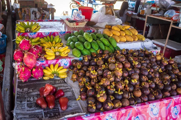 新鮮な山、タイのトロピカルでカラフルな果物市場を開く — ストック写真
