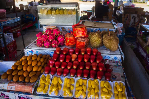 Aranyér, friss, trópusi és színes gyümölcsök a Thai nyitott piac — Stock Fotó