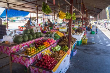 Phuket, Tayland, Mart 2013, Tay insanlar meyve ticaret işaretli açın