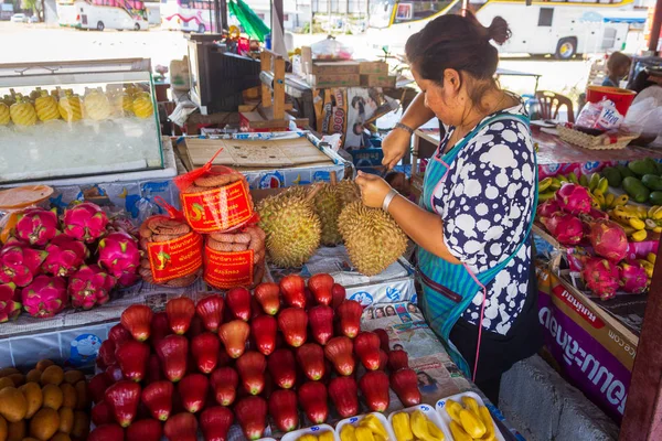 Phuket, Thailandia, marzo 2013, donna tailandese peeling di frutta durian sul mercato aperto — Foto Stock