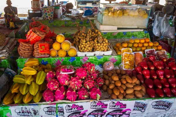 Pile di frutta fresca, tropicale e colorata sul mercato thailandese — Foto Stock