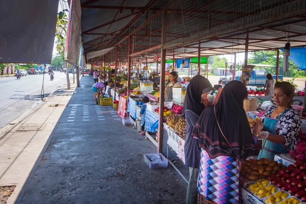 2013 年 3 月にタイのプーケット島タイの人々 の果物の取引を開くマーク — ストック写真