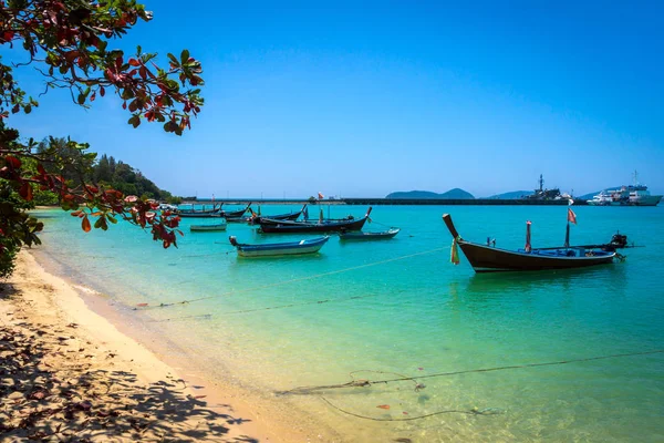 Długie łodzie ogonowe na tropikalnej plaży, Morze Andamańskie, Tajlandia — Zdjęcie stockowe