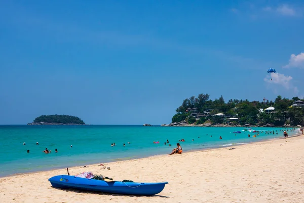 Kata Beach, Phuket, március 2013, pihentető emberek a gyönyörű Kata Beach — Stock Fotó