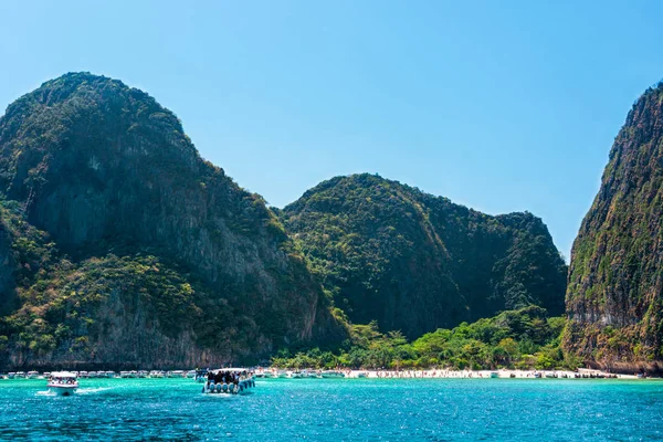 A turisták és a motorcsónakok a Maya Bay, ikonikus strandja Phi Phi szigetek Thaiföldön — Stock Fotó