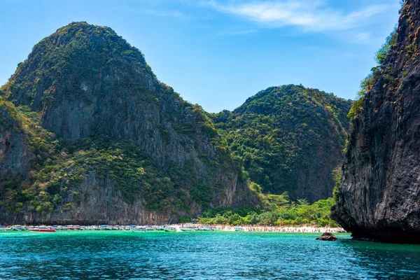 A turisták és a motorcsónakok a Maya Bay, ikonikus strandja Phi Phi szigetek Thaiföldön — Stock Fotó