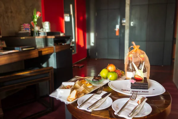 Şarap, yemek ve pasta balayı. Hoş geldin sürprizi, Tayland.