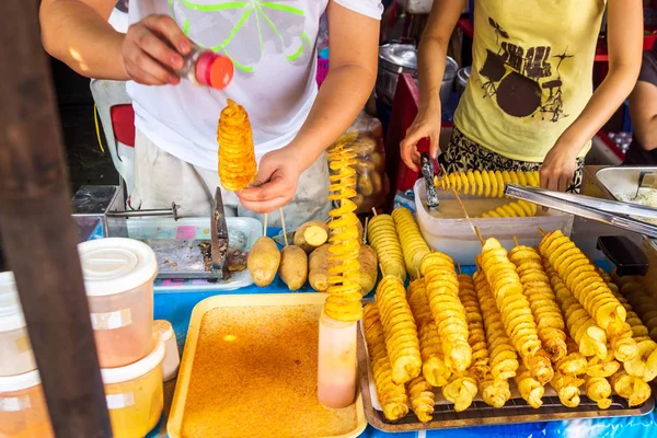 Preparazione di patatine a spirale sul mercato aperto di Bangkok, Thailandia — Foto Stock