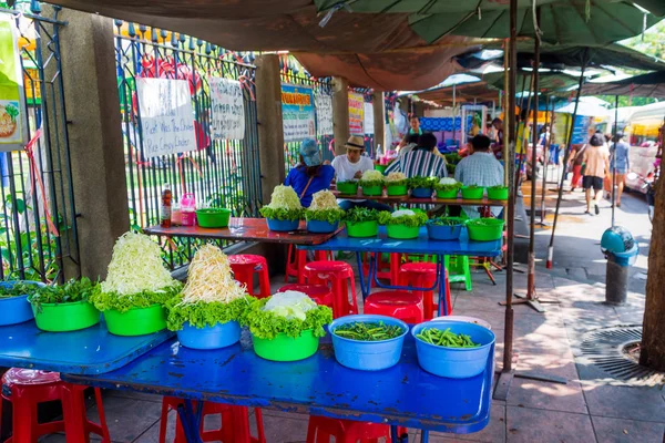 Bangkok, Tajlandia, marzec 2013 przygotowanie sałatek na Thai rynku ulicznym na otwartym powietrzu — Zdjęcie stockowe