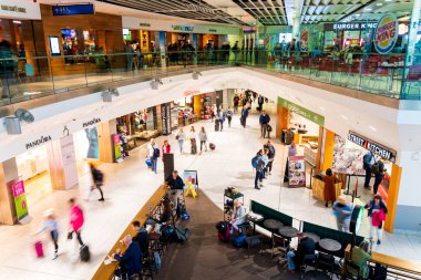 Dublin, İrlanda, Mayıs 2019 Dublin havaalanı Terminal 1, insanlar uçuşları için acele