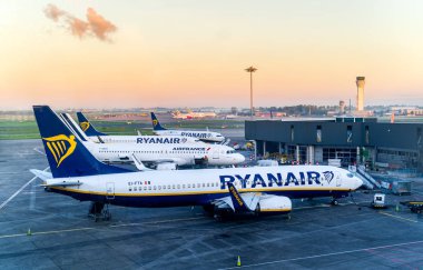 Dublin, İrlanda, Mayıs 2019 Dublin havaalanı Terminal 1, birden fazla uçak uçuşlar için havaalanında hazırlanıyor