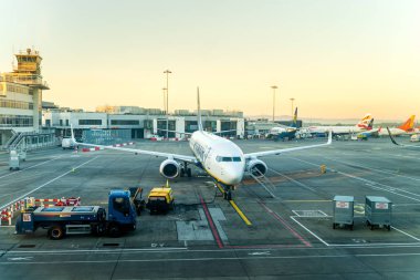Dublin, İrlanda, Mayıs 2019 Dublin havaalanı Terminal 1, birden fazla uçak uçuşlar için havaalanında hazırlanıyor