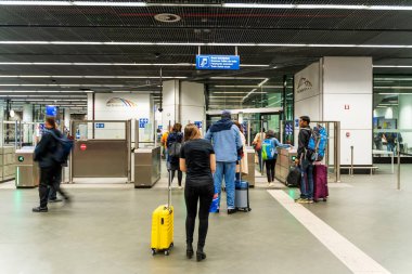 Brüksel, Belçika, Mayıs 2019 Brüksel, havaalanları tren istasyonu, bilet kontrolünde insanlar