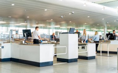 Brüksel, Belçika, Mayıs 2019 Brüksel havaalanı, el bagajı ve yolcuların taranması ve denetimi