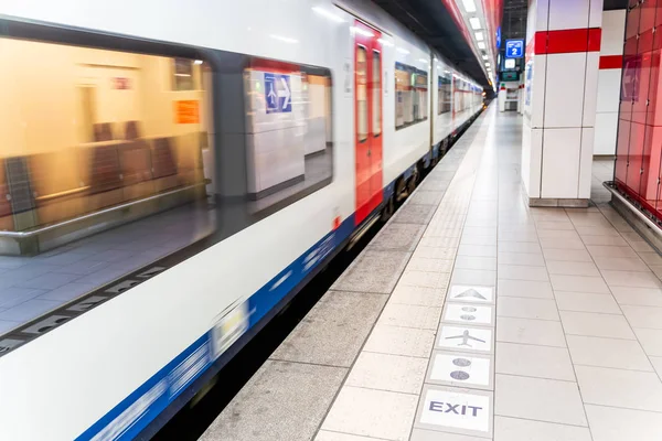 Töm tunnelbanestation med fortkörning tåg, Bryssel Belgien — Stockfoto