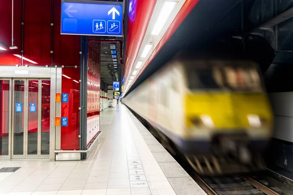 Töm tunnelbanestation med fortkörning tåg, Bryssel Belgien — Stockfoto