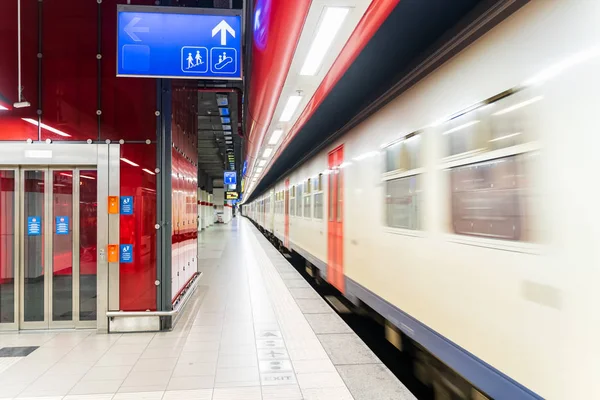 Töm tunnelbanestation med fortkörning tåg, Bryssel Belgien — Stockfoto