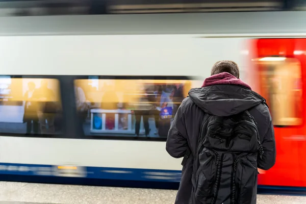 Man väntar på ett tåg i tunnelbanestation, rörelseoskärpa — Stockfoto