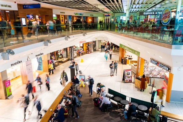 Dublin, Irland, maj 2019 Dublin Airport Terminal 1, människor rusar för sina flygningar — Stockfoto