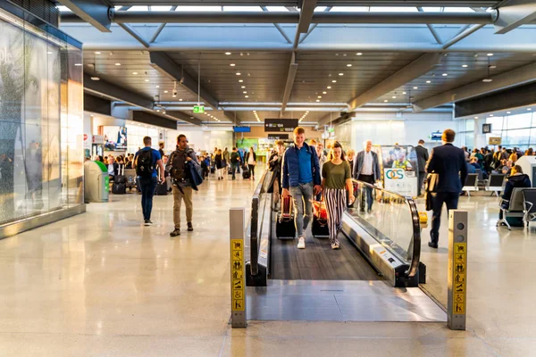 Dublin, Irland, maj 2019 Dublins flygplats, människor rusar för sina flygningar, avgångshallen — Stockfoto