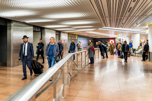 Bruselas, Bélgica, mayo 2019 Aeropuerto de Bruselas, personas esperando y conociendo a sus amigos y familiares —  Fotos de Stock