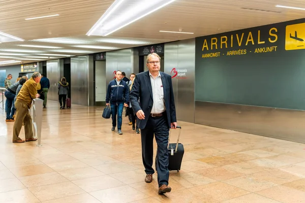 Brüksel, Belçika, Mayıs 2019 Brüksel havaalanı, bekleyen ve arkadaşları ve aileleri yle buluşan insanlar