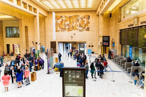 Bryssel, Belgien, maj 2019 Bryssel Central, personer som anländer och avgår från järnvägsstationen — Stockfoto